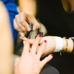 mercado de beleza : manicure pinta unha de cliente